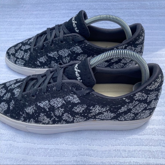Skechers knit flower print women’s 8.5 Black w/ flowers - Picture 4 of 9